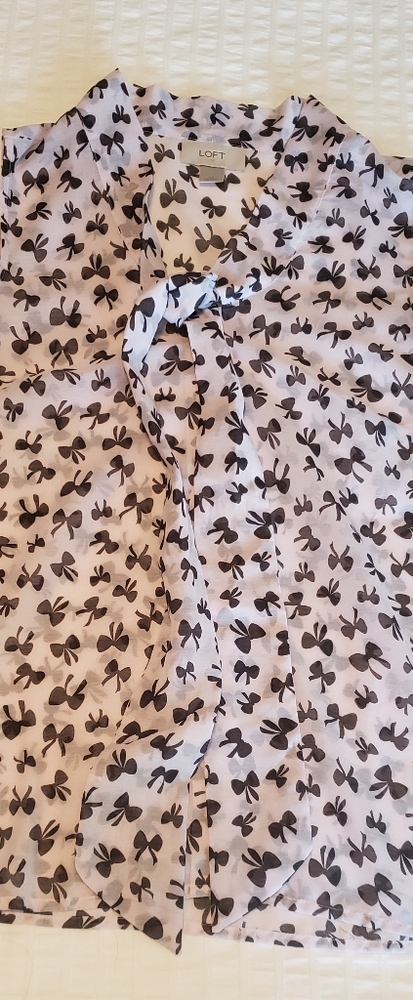 Sleeveless tie-front bow print blouse